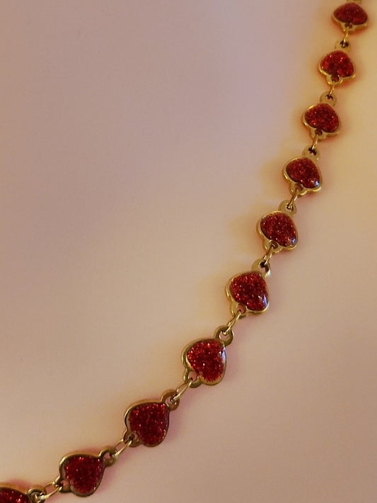 Vandfast halskæde med røde emalje hjerter