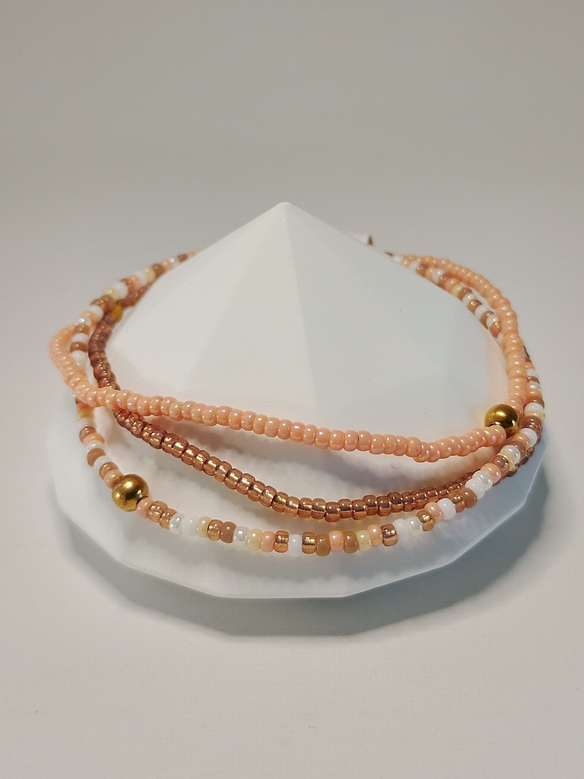 Små perle armbånd i mange forskellige farve kombinationer. Sæt med 3 stk.