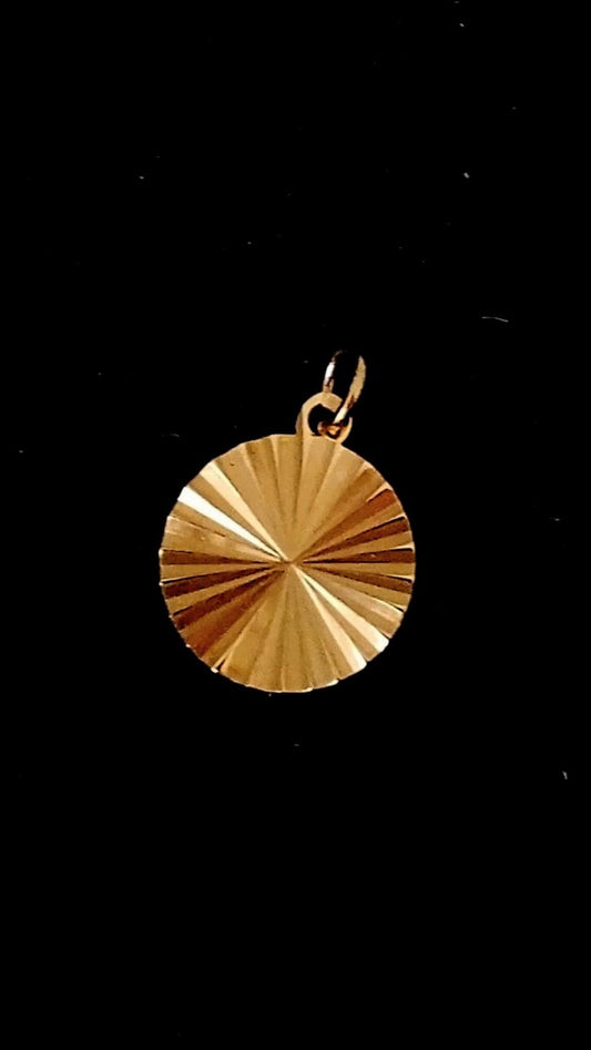 Rundt vandfast forgyldt vedhæng med stråle mønster