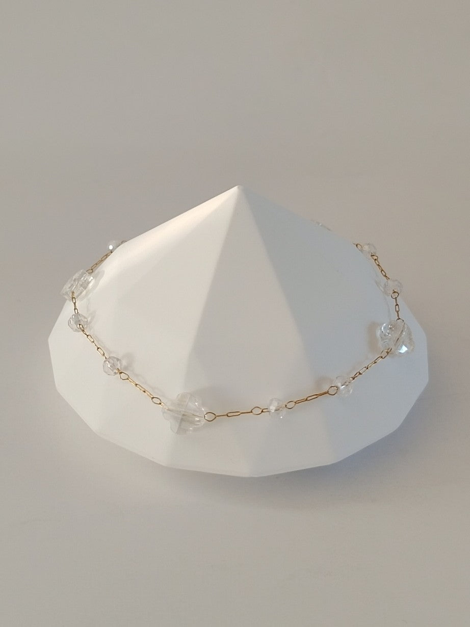 Vandfast armbånd med facetteret glas blomster og perler