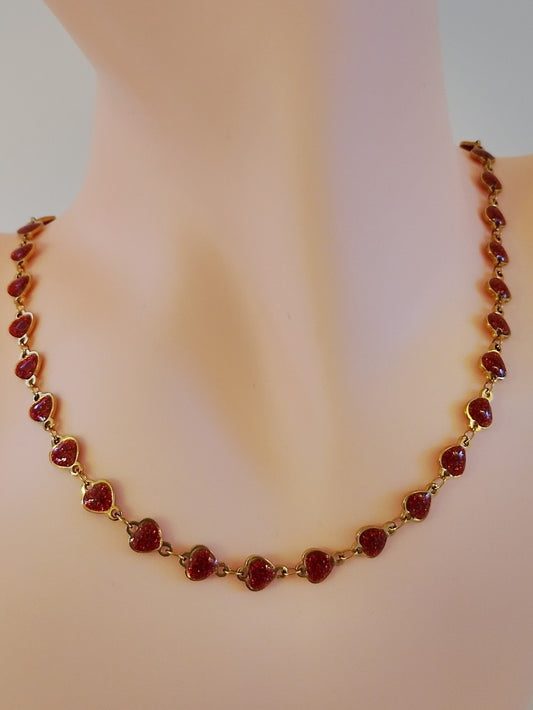 Vandfast halskæde med røde emalje hjerter