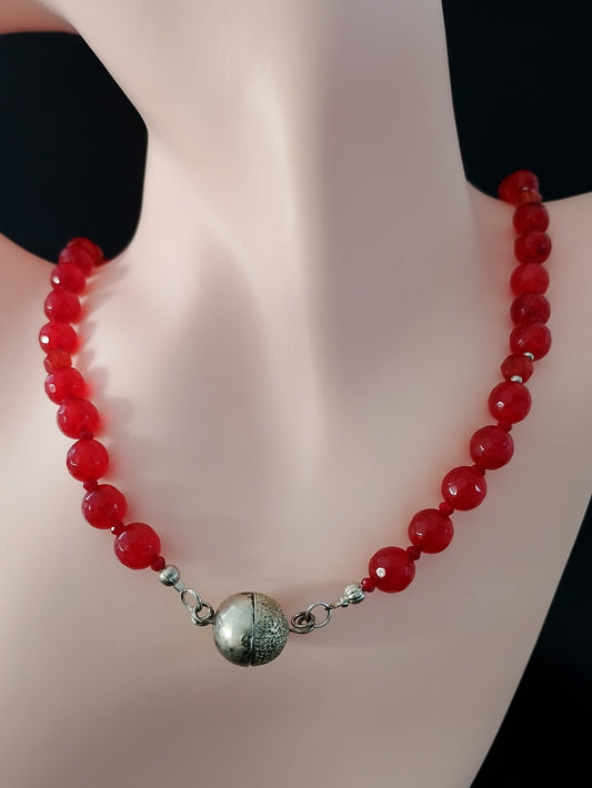 Perle halskæde med halvædelsten og magnet lås