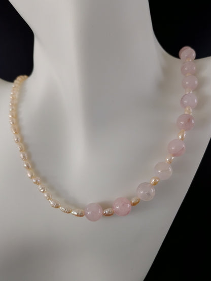 Perle halskæde med dobbelt udtryk