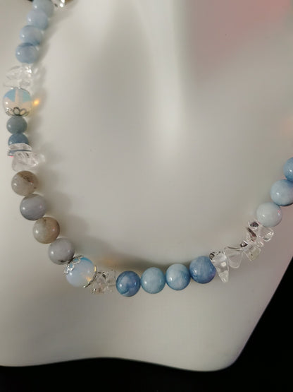 Perle halskæde med opal, klar kvarts og lyseblå agat perler.