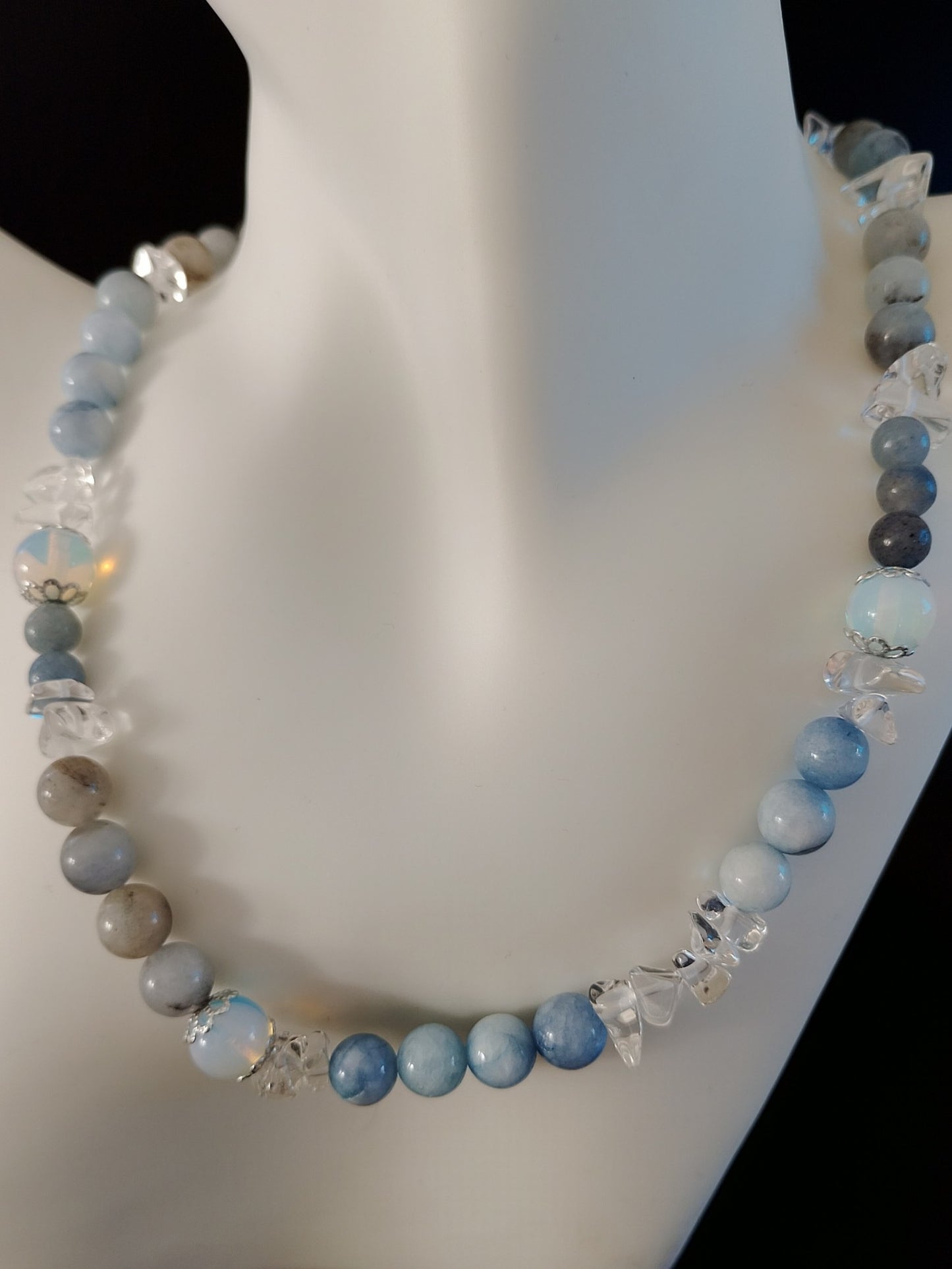 Perle halskæde med opal, klar kvarts og lyseblå agat perler.